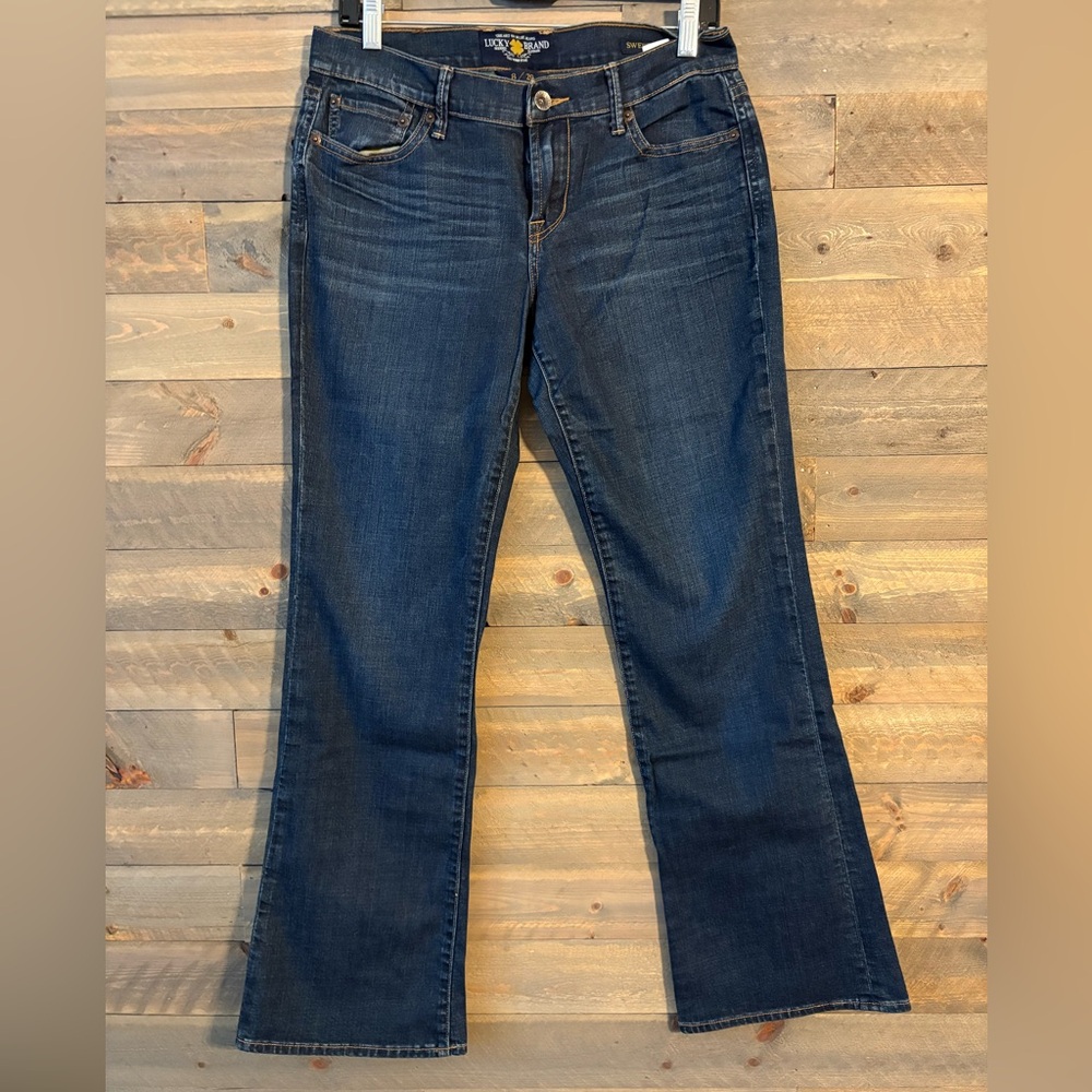 LIKE NEW!!!-  Lucky Brand- Sweet and Low Cut- size 8. dark indigo with whiskers.